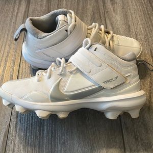 Men’s size 7 baseball cleats